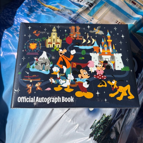 FREE WITH $40 purchase Autograph book Disney Parks Hard Cover - Picture 1 of 5